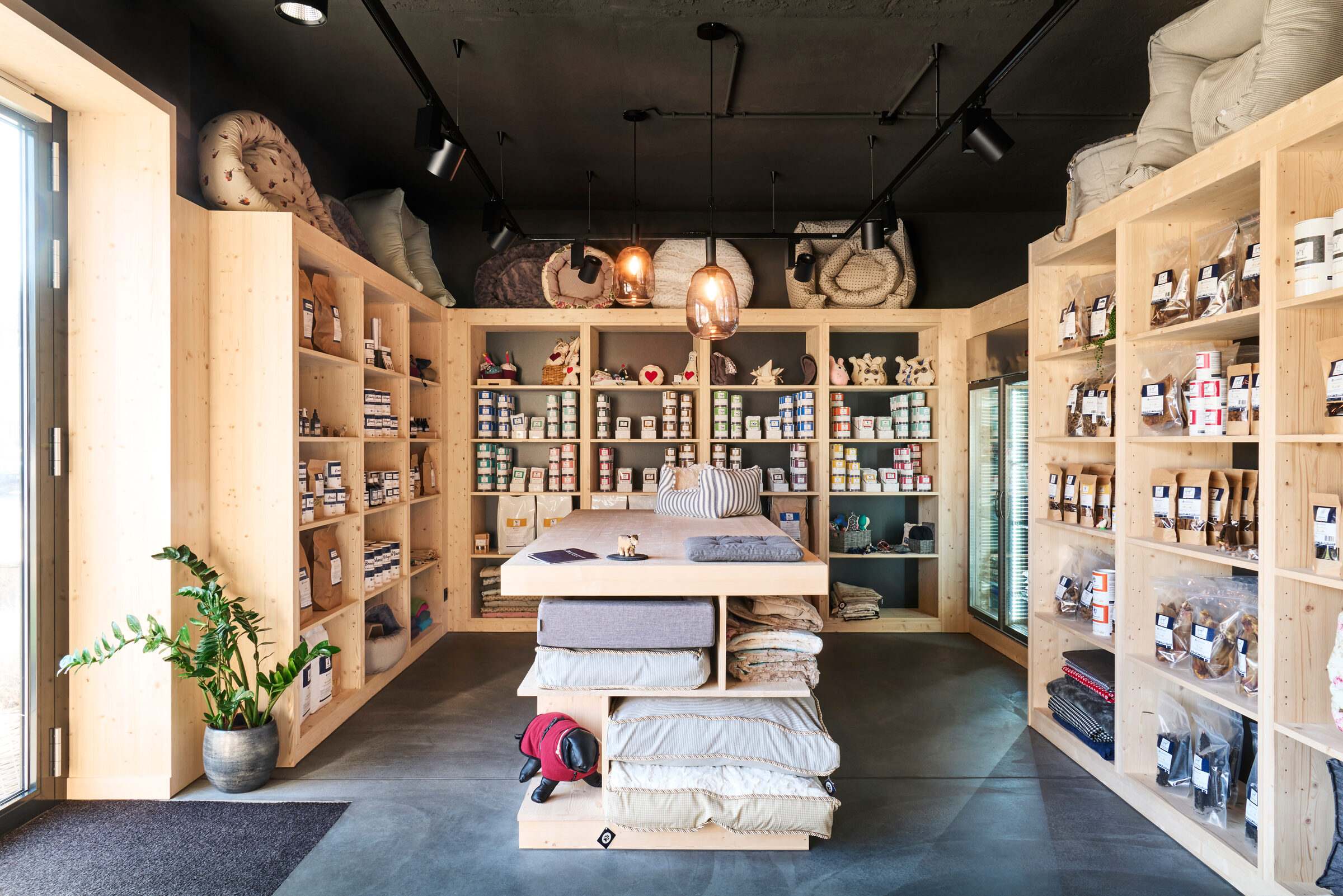Naturfeinkost Laden von Besserfresser in Langnau: Holzregale mit Menüs, Ergänzungen und Hundebetten