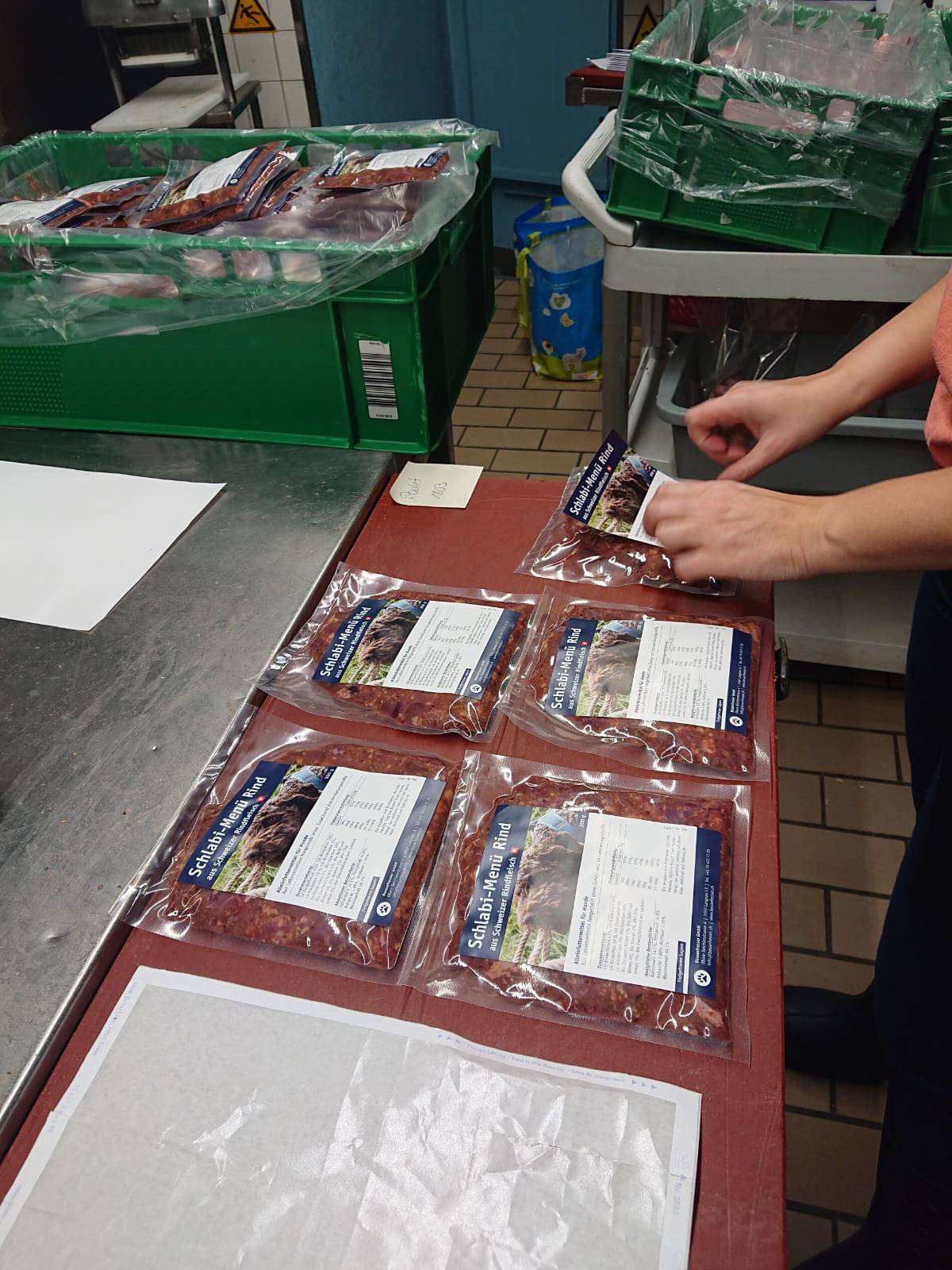 Menü-Packungen werden von Hand etikettiert