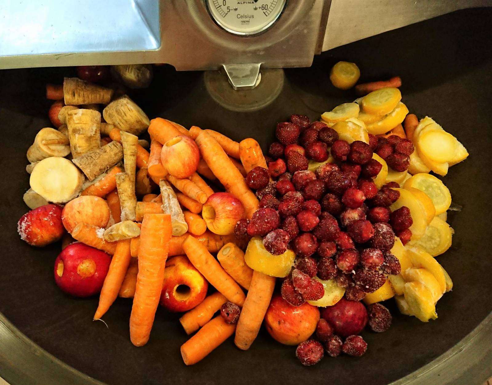 Rüebli, Pastinaken, Äpfel und Beeren im Kutter